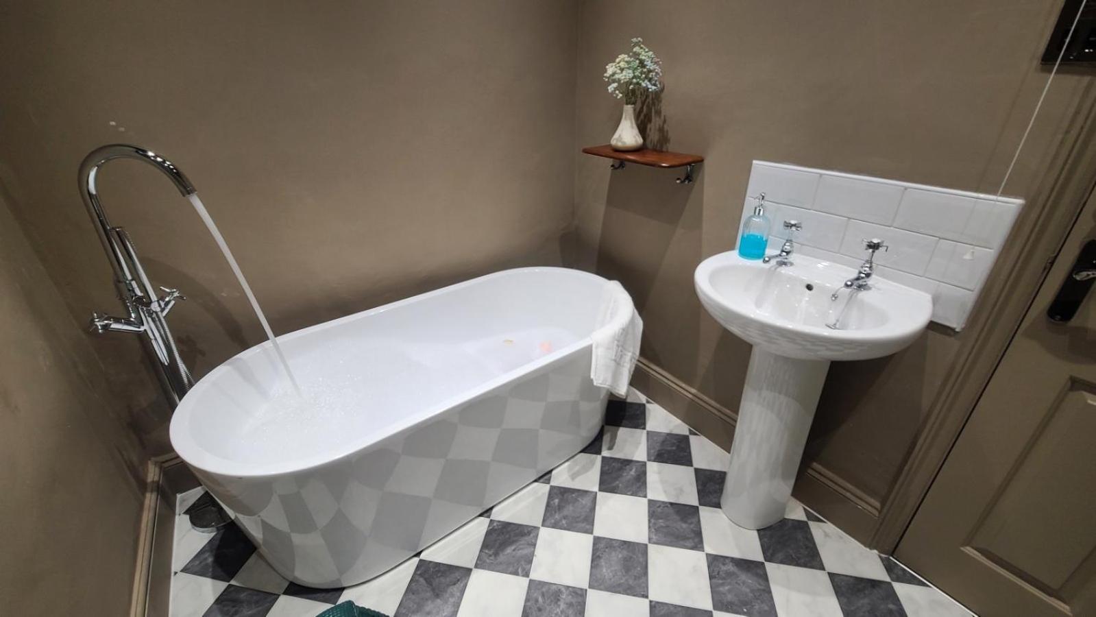 Samuels' A Duplex Apartment By Spires Accommodation In Lichfield City Centre Екстериор снимка
